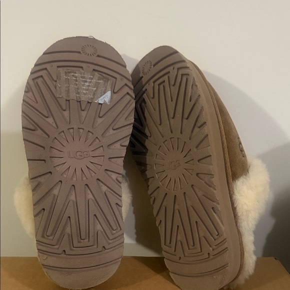 UGG Tan and Cream Shearling Slippers for kids - Picture 7 of 12